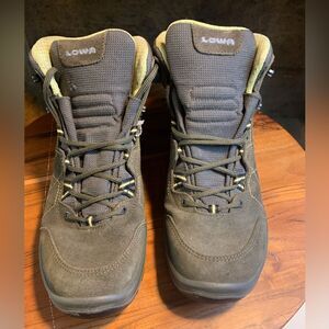 Lowa womens boots.  Inv 5533a